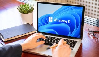在 Apple MacBook 筆記本電腦上運行的 Microsoft Windows 11。