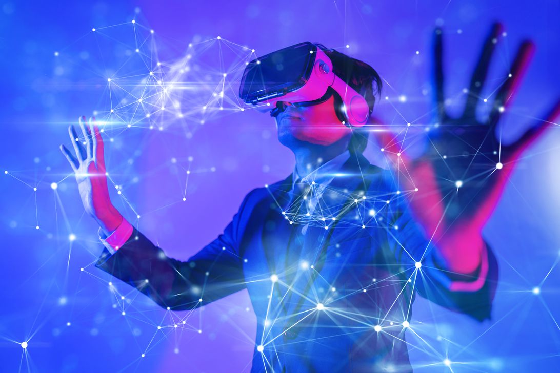 一個(gè)穿著西裝的男人戴著 VR 耳機(jī)。