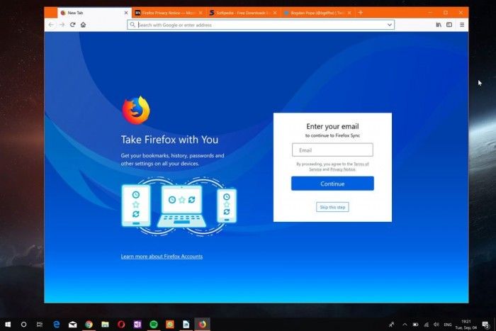 Mozilla今日面向所有支持的桌面平臺(tái)發(fā)布了Firefox 62正式版，雖然舊版本目前仍未開放升級(jí)通道，但心急的用戶可以前往服務(wù)器下載最新版本。新版Firefox強(qiáng)化了同步功能，允許用戶斷開服務(wù)移除收藏夾、訪問歷史、密碼、cookies和緩存等數(shù)據(jù)。   此外，在“漢堡”菜單中新增了追蹤保護(hù)的開關(guān)，在 開發(fā) 者工具中引入了三個(gè)面板的窗口查看器。對(duì)于普通用戶來說，最為重要的改進(jìn)是新標(biāo)簽的配置，自該版本開始新標(biāo)簽頁(yè)可以配置顯示熱門 網(wǎng)站 、高亮、Pocket數(shù)據(jù)，以及選擇多少行數(shù)據(jù)顯示等等。   新版本中最為實(shí)用的改進(jìn)是位于地址欄右側(cè)的“ Clear Site Data and Cookies”選項(xiàng)，能允許用戶為已經(jīng)加載的網(wǎng)站刪除數(shù)據(jù)。這意味著該頁(yè)面的數(shù)據(jù)能夠輕松刪除，而不需要清除整個(gè)瀏覽會(huì)話。